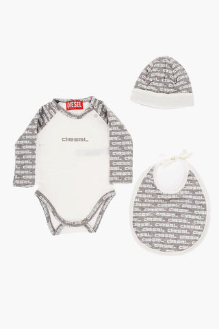 RED TAG 세트 UJERBOX-NB 바디수트, 비니 및 턱받이 올오버 프린트