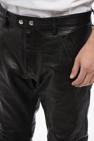 Hose aus geprägtem Leder mit Biker-Details