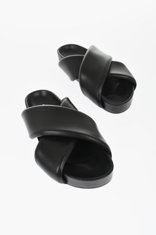 Sliders FUSBET in Pelle Imbottita con Design Criss Cross