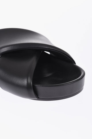Sliders FUSBET in Pelle Imbottita con Design Criss Cross