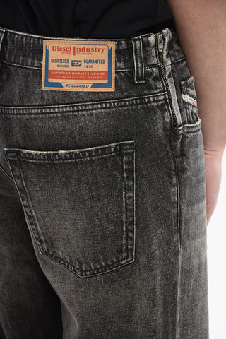 Jeans Loose Fit 2010 D-MACS-S2 in dunkler Waschung mit Cut-out-Logodetail 21cm
