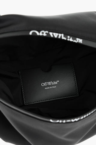 Einfarbige Gürteltasche mit kontrastierendem Logo