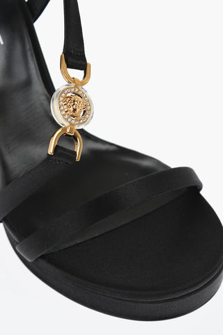 Sandali Ankle Strap in Satin con Logo Dorato e con Strass 12,5cm