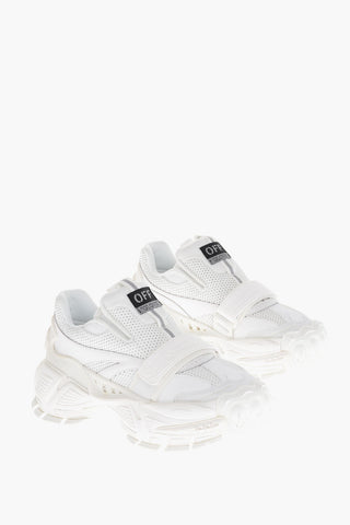 Niedrige Sneakers aus perforiertem Stoff in Uni