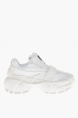 Niedrige Sneakers aus perforiertem Stoff in Uni