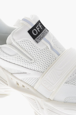 Niedrige Sneakers aus perforiertem Stoff in Uni