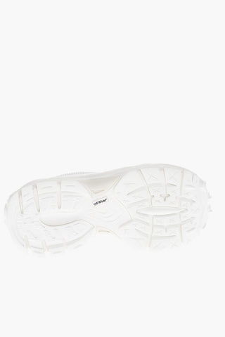 Niedrige Sneakers aus perforiertem Stoff in Uni