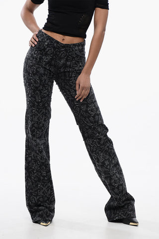 Lange gerade ausgestellte Jeans mit Allover-Grafikprint 26cm