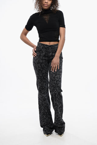 Lange gerade ausgestellte Jeans mit Allover-Grafikprint 26cm