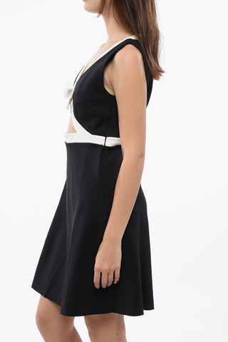 Ärmelloses Kleid mit Schleifendetail und Cut-out