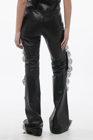 Hose aus Leder mit Spitzenbesatz