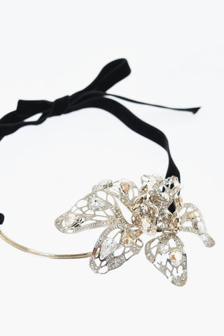 Collana Thread con Pendente a Forma di Fiore Impreziosito da Strass e Cristalli