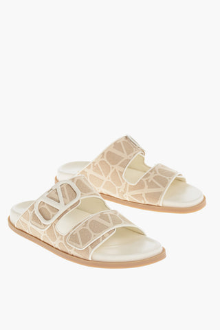Sliders in Rafia Monogram con Fibbia Logata