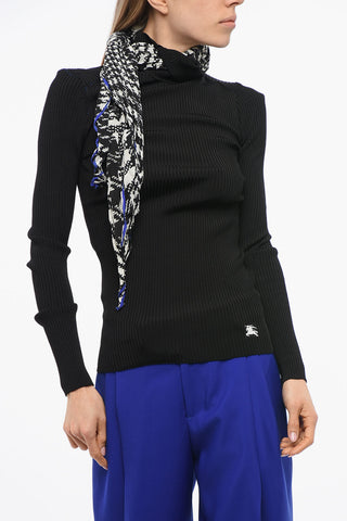 Rollkragenpullover mit Foulard-Detail