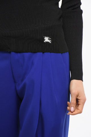 Rollkragenpullover mit Foulard-Detail