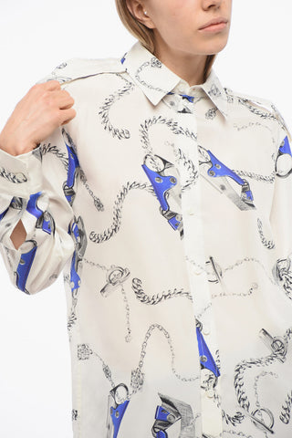 Bedruckte Seidenbluse mit Wappen auf der Schulter