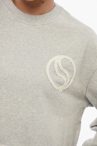 Felpa Cropped Fit con Fondo a Taglio Vivo e Logo Patch