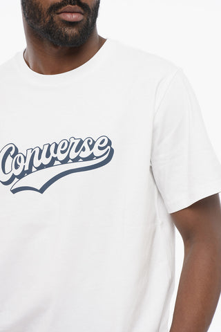 T-Shirt mit Rundhalsausschnitt in Uni mit kontrastierendem Logo