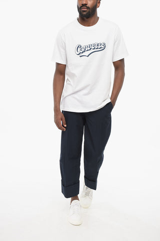 T-Shirt mit Rundhalsausschnitt in Uni mit kontrastierendem Logo