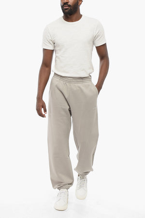 Joggers aus gebürsteter Baumwolle uni mit geprägtem Logo