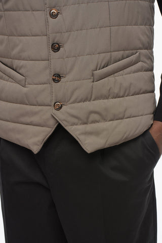 Gilet Trapuntato con Chiusura a Bottoni
