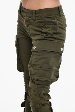 Cargo-Hose aus Baumwolltwill mit normaler Taille und floralen Applikationen