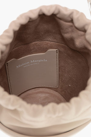 Bucket Bag aus Lackleder mit verstellbarem Schulterriemen