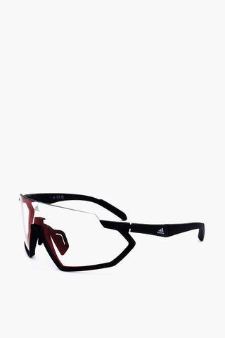 Transparente Sportbrille mit kontrastierender Fassung