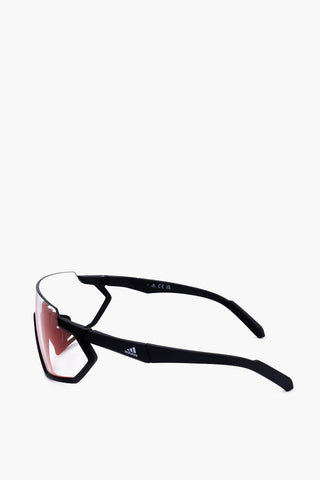 Transparente Sportbrille mit kontrastierender Fassung