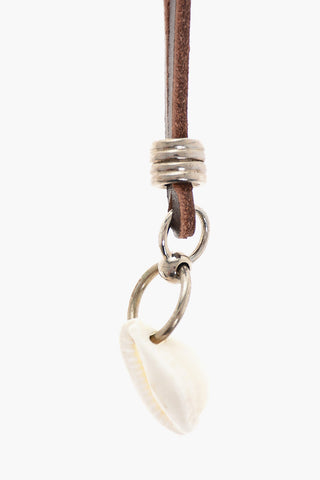 Collana in Pelle con Pendente a Forma di Conchiglia