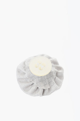 Bestickte Reversnadel aus Seide