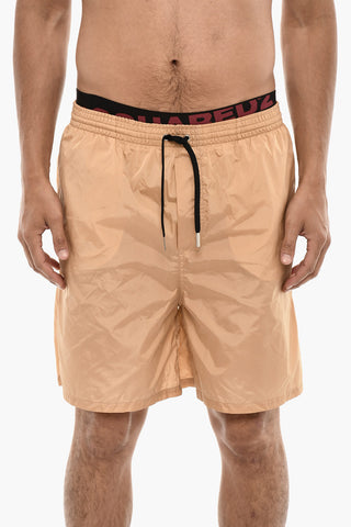 Bade-Boxer mit kontrastierendem Logoband