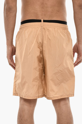 Bade-Boxer mit kontrastierendem Logoband