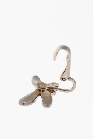 Einzelner Clip-Ohrstecker aus Metall mit Schmetterlingsdetail