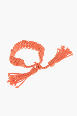 Häkelarmband mit Quasten und geprägtem Monogramm