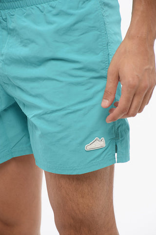 Boxer-Badehose in Uni mit Sneaker-Patch
