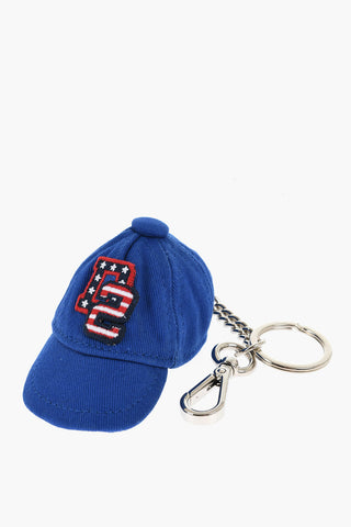 Metall-Schlüsselanhänger mit Anhänger in Form einer Baseballkappe