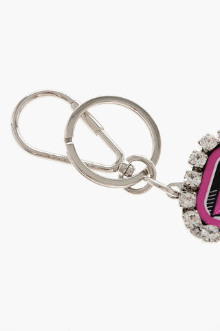 Metall-Schlüsselanhänger mit Schmucksteinen und erhabenem Logo