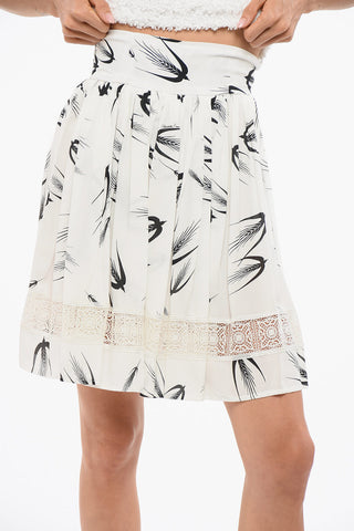 Plissierter ausgestellter Rock mit Broderie Anglaise