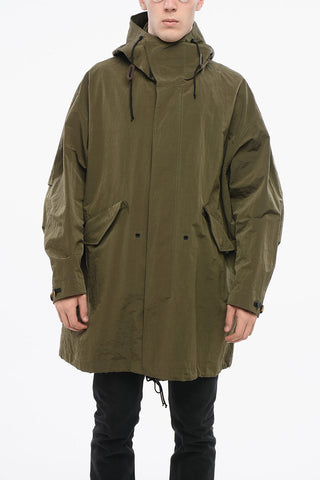 Nylon-Parka mit Kapuze und verdecktem Verschluss