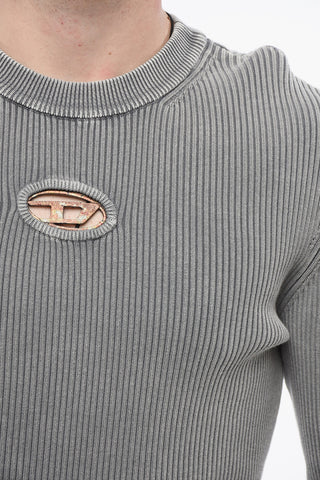 Gerippter Rundhalspullover mit Cut-Out-Detail