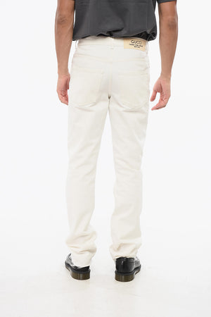 Unifarbene Jeans mit goldenen Knöpfen und 19 cm ausgefranstem Saum