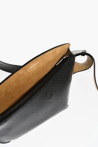 Asymmetrische Tasche aus genarbtem Leder