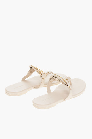Zehenstegsandalen aus Leder mit Logo vorne