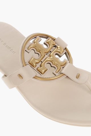 Zehenstegsandalen aus Leder mit Logo vorne