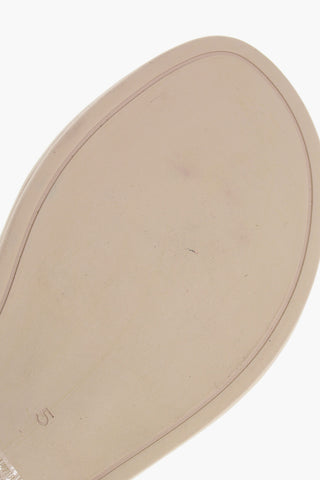 Zehenstegsandalen aus Leder mit Logo vorne