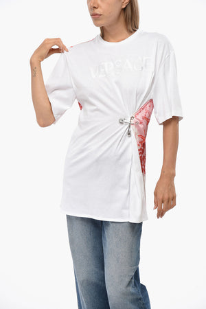 코튼 크루넥 티셔츠 뒷면 프린트 브로치 장식