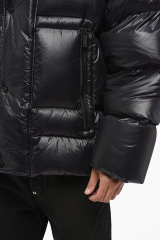 Einfarbige Daunenjacke mit Kapuze