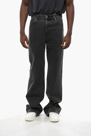 Jeans Baggy a Lavaggio Scuro con Patch Logo in Pelle Martellata 28cm