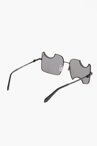 Rechteckige Sonnenbrille mit ikonischem Motiv